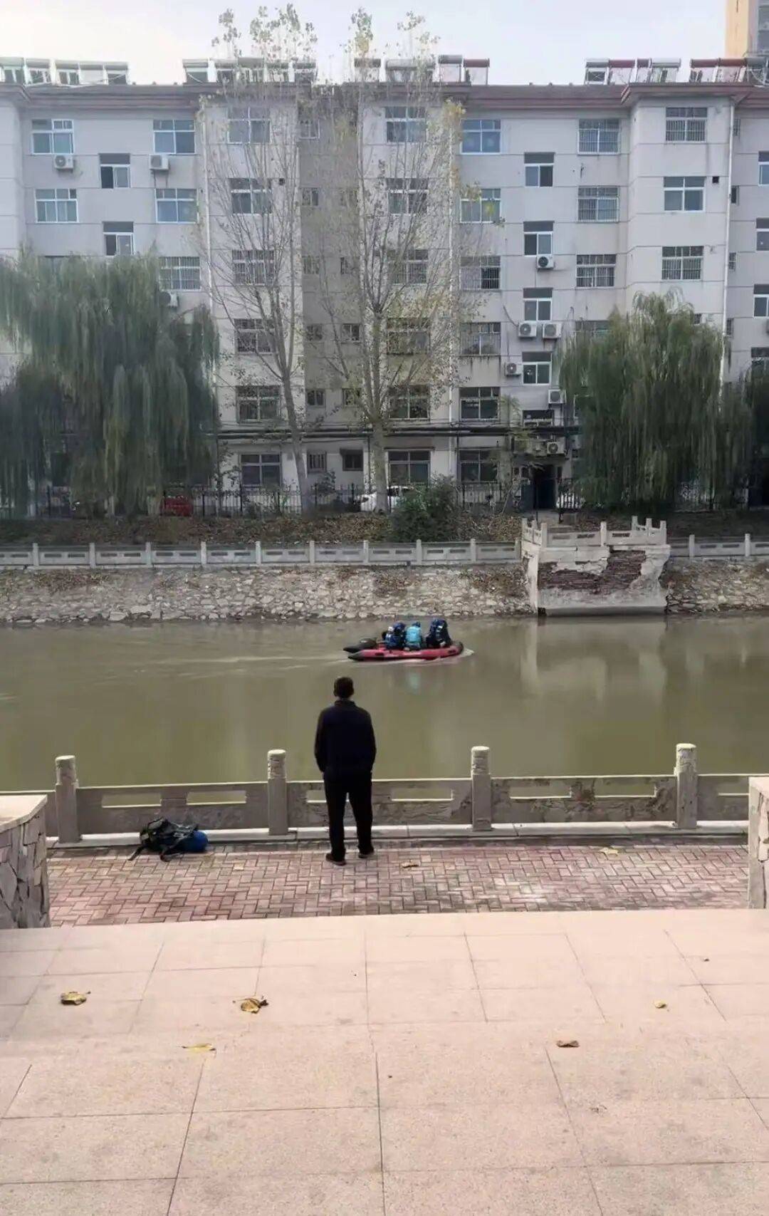 山东德州一男一女夜晚坠河，男子已被打捞上岸，女子仍在搜救中