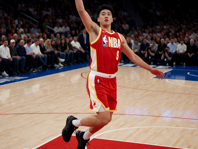 NBA篮球比赛现场，球员在球场激烈对抗