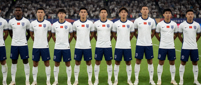 世界杯预选赛赛场，国家队球员列队出场