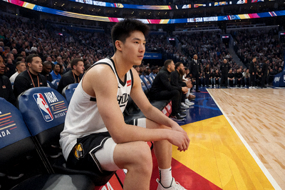 NBA全明星周末赛场，观众席座无虚席，球员在场边热身准备，呈现顶级篮球赛事氛围