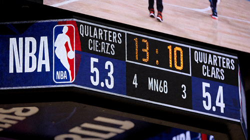 NBA比分牌显示四节比分数据，各队得分和比赛时间清晰可见