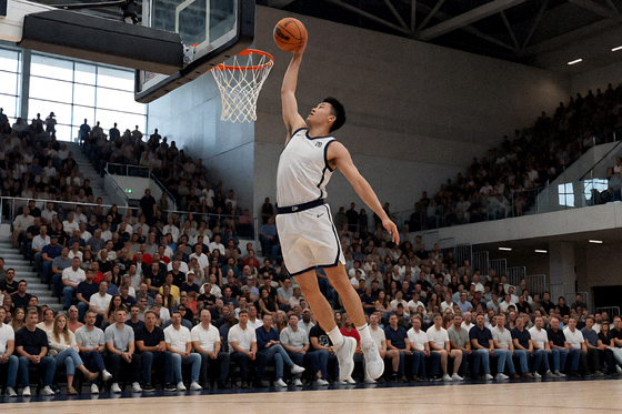 NBA篮球比赛，球员腾空扣篮瞬间，室内体育馆座无虚席，篮球悬浮在空中